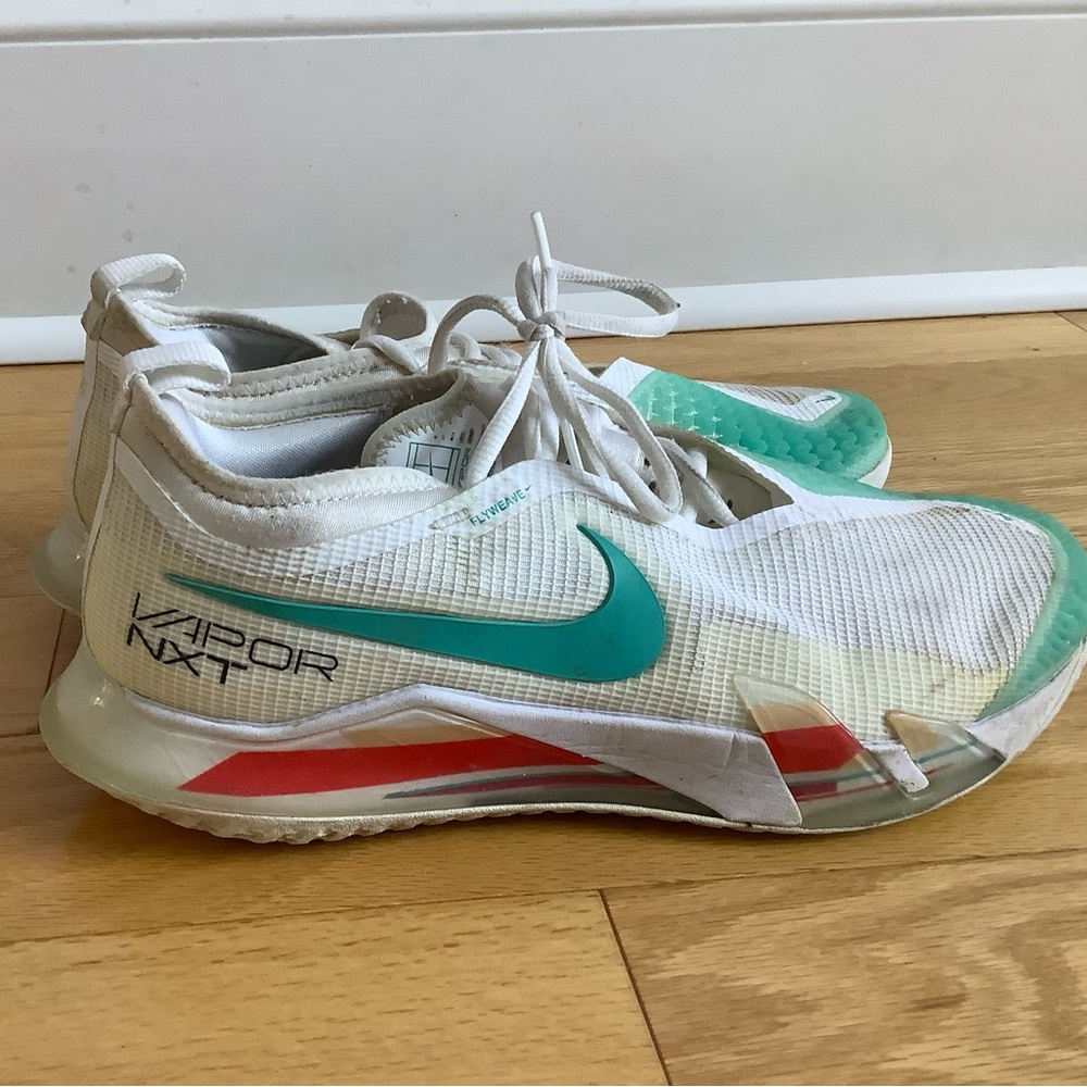 Women’s Nike tennis shoes